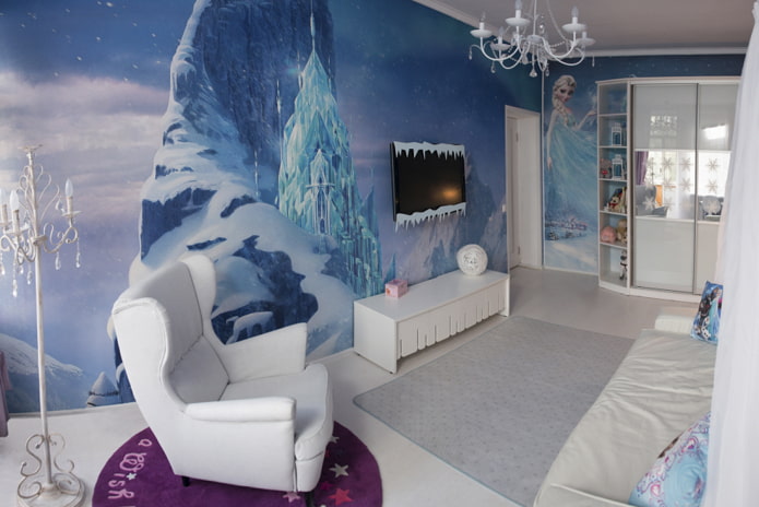 theme of Frozen in the nursery for a girl