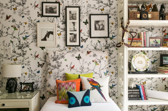 Wallpaper with the image of butterflies and birds