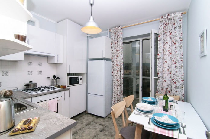 Küche in Weiß in einem Studio-Apartment