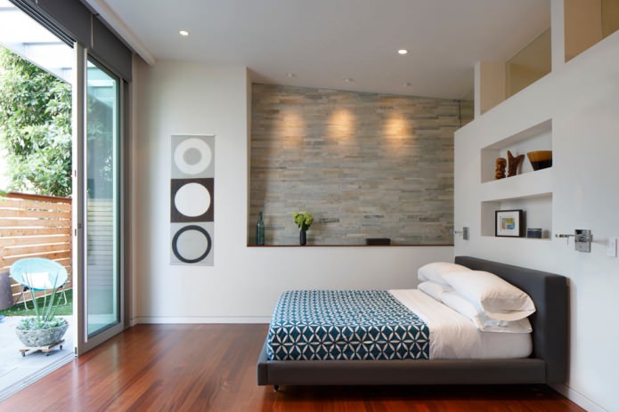 Decorating a niche in the bedroom with stone