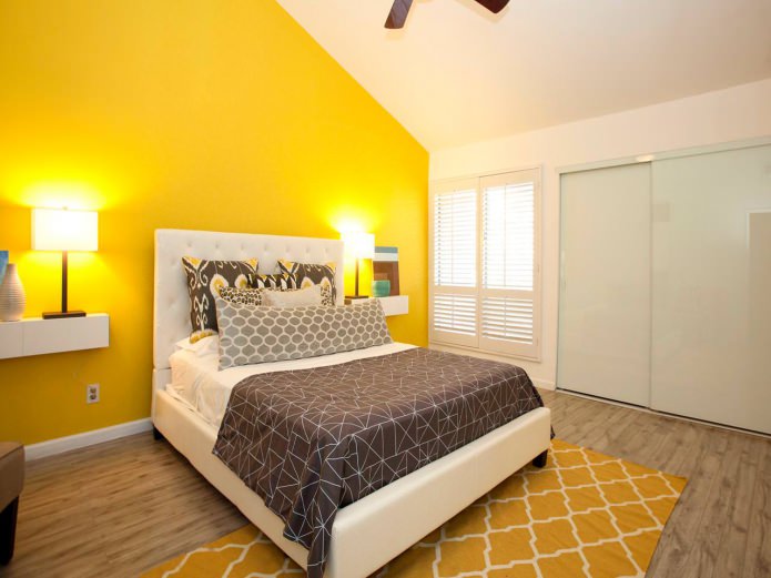 belső sárga és fehér hálószoba