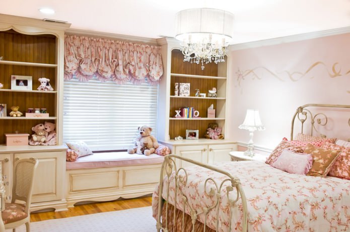 дечија соба у сеоском стилу у ружичастој боји