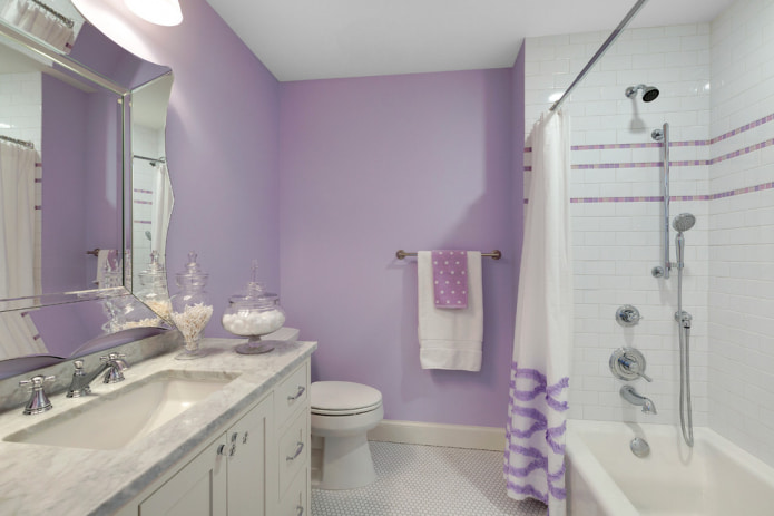 Badezimmer in weiß und lila Farbe