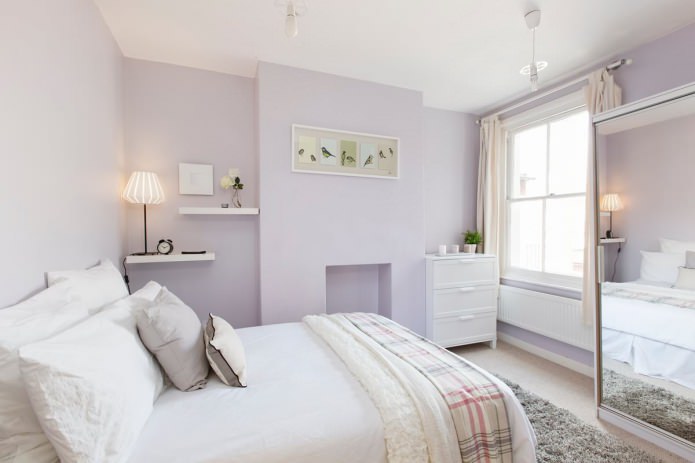 hálószoba belső pasztell lila színben
