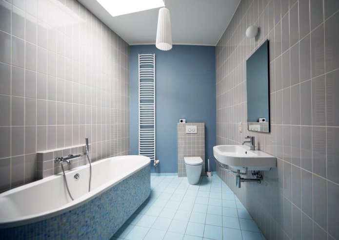 szürke csempe a fürdőszobában kék falakkal kombinálva