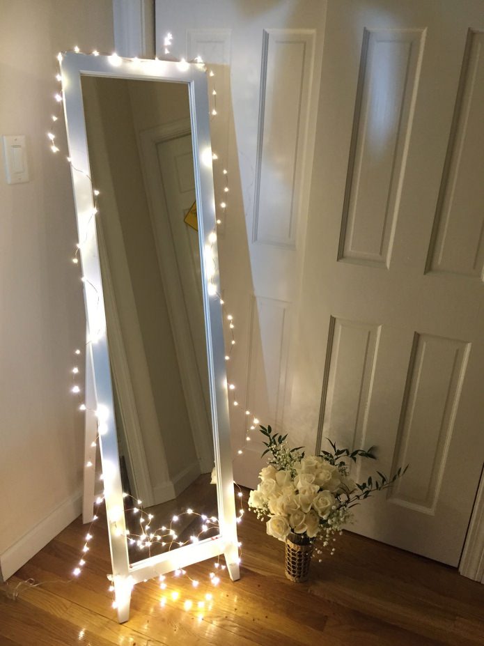 Decorating a mirror with a garland