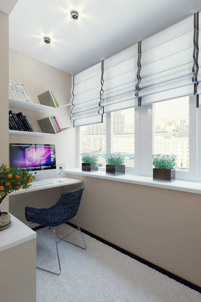 ein Büro auf dem Balkon in einer Zweizimmerwohnung von 50 qm. m.