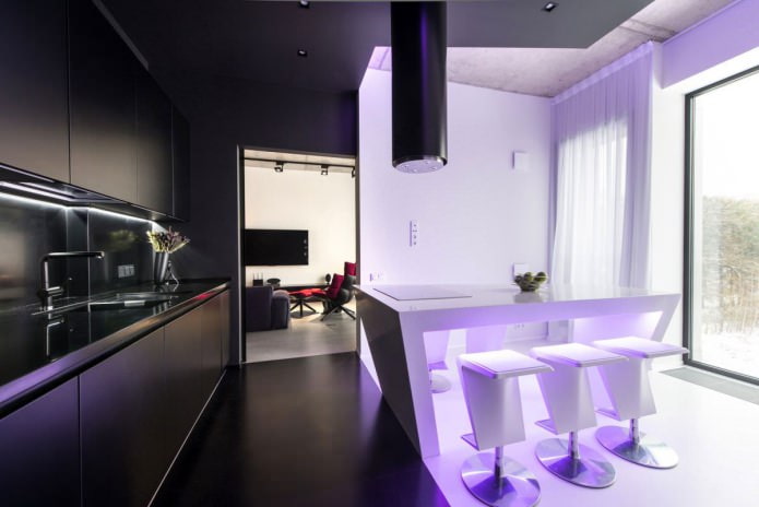 Kücheninnenraum mit lila Beleuchtung