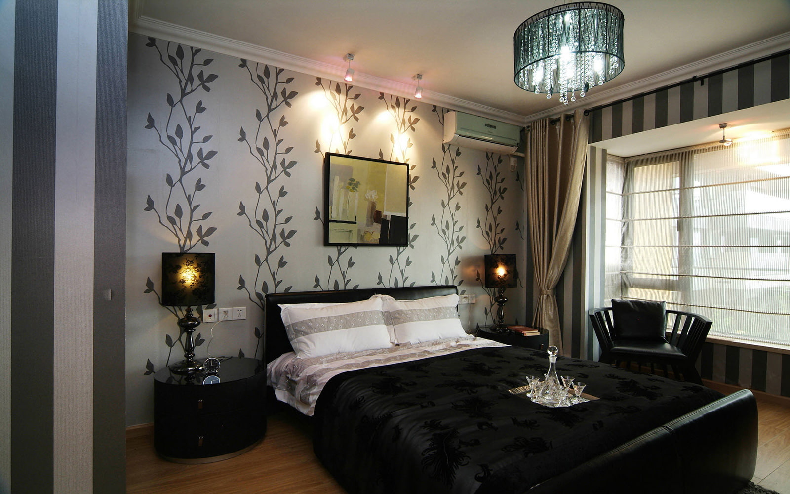 Schlafzimmerdesign mit grauer Tapete