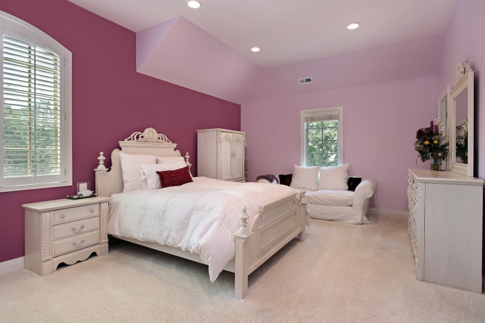 Kombinierte Tapeten in verschiedenen Farbtönen im Schlafzimmer