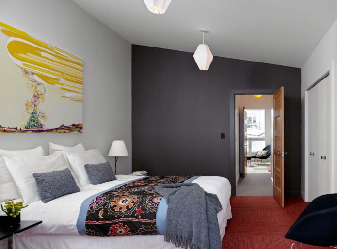 Kombinierte Tapeten in verschiedenen Farbtönen im Schlafzimmer