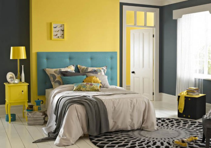 Комбиноване позадине различитих боја у спаваћој соби