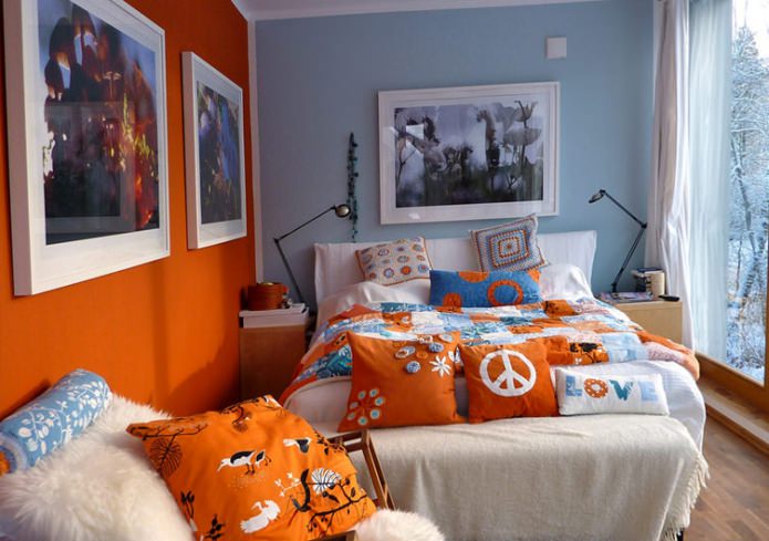 Kombinierte Tapeten in verschiedenen Farben im Schlafzimmer