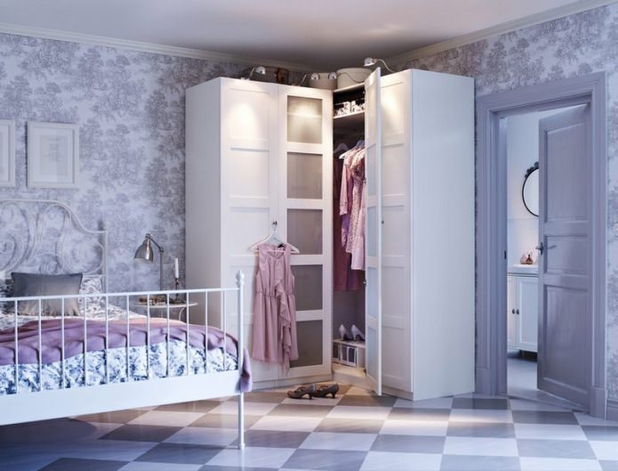 ประตูบานสวิงสำหรับตู้เสื้อผ้าเข้ามุมในห้องนอน