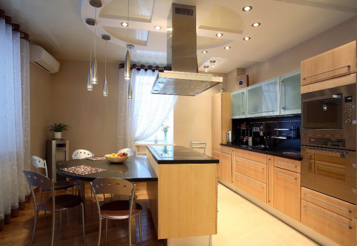 Gipskarton-Konstruktion mit Stretch-Leinwand in der Küche