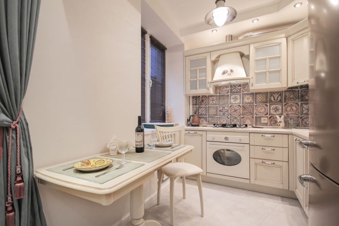 Küchenrenovierung in einem Zweizimmer-Chruschtschow im provenzalischen Stil
