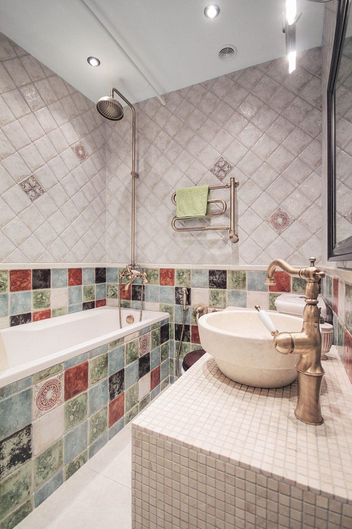 fürdőszoba felújítás egy kétszobás Hruscsovban, provence-i stílusban