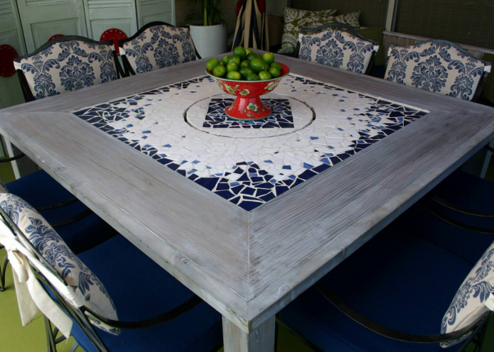 ein Tisch mit einer Mosaikplatte im Inneren der Küche