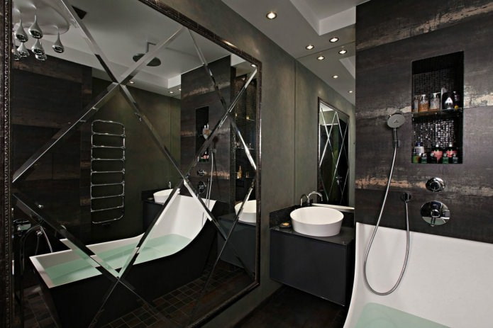 Mga mirror tile sa loob ng banyo