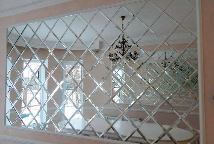 Mga tile ng mirror sa interior