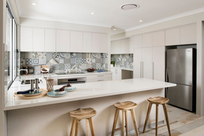 Patchwork csempe a konyhában a minimalizmus stílusában