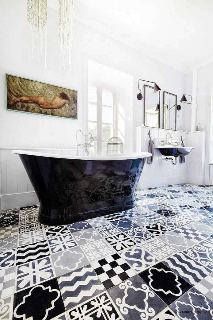 Mga patchwork tile sa banyo