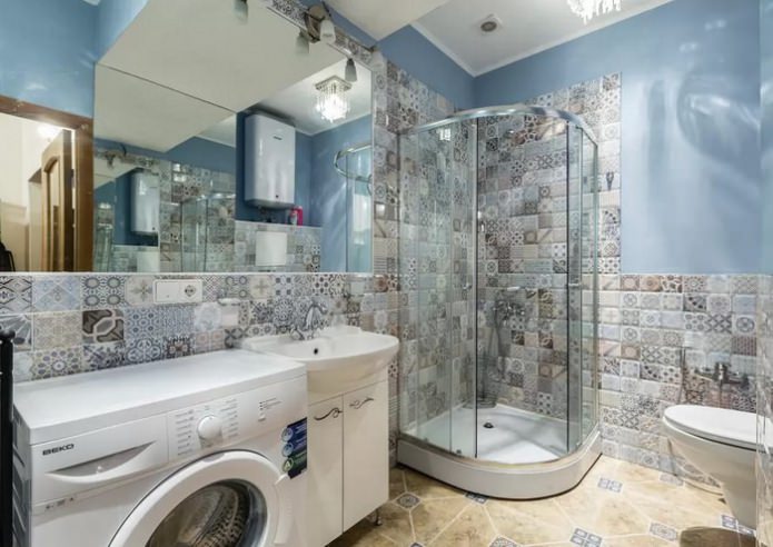 shower cubicle in a combined bathroom
