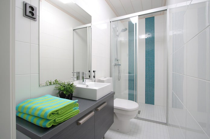 Modern stílusú, kis zuhanykabinnal ellátott fürdőszoba kialakítása