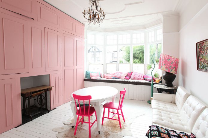rózsaszín a nappali belsejében
