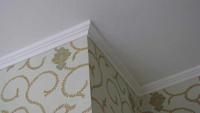 Skirting board for stretch ceiling