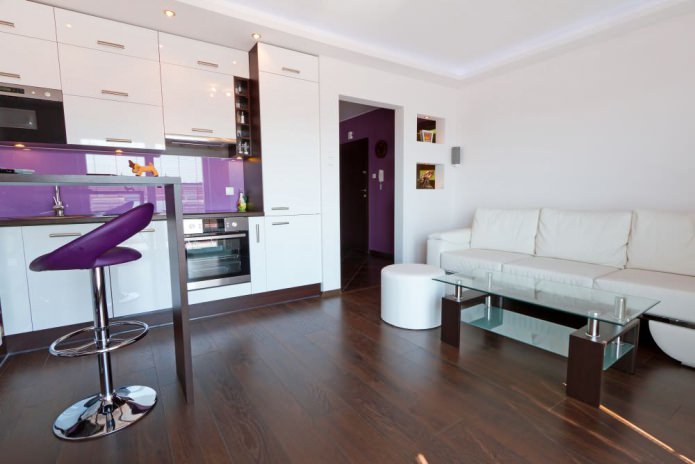 Konyha-nappali design bárpulttal, fehér és lila színben