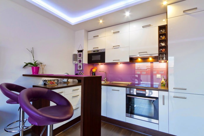 การออกแบบห้องครัวพร้อมเคาน์เตอร์บาร์ในโทนสีขาวและสีม่วง