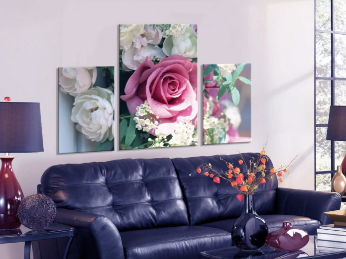 Modular painting with roses in the interior of the living room