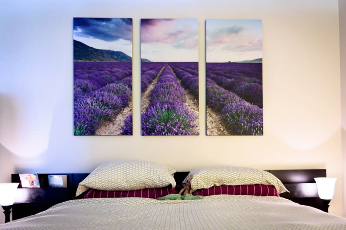 модуларна слика са цвећем у дизајну спаваће собе