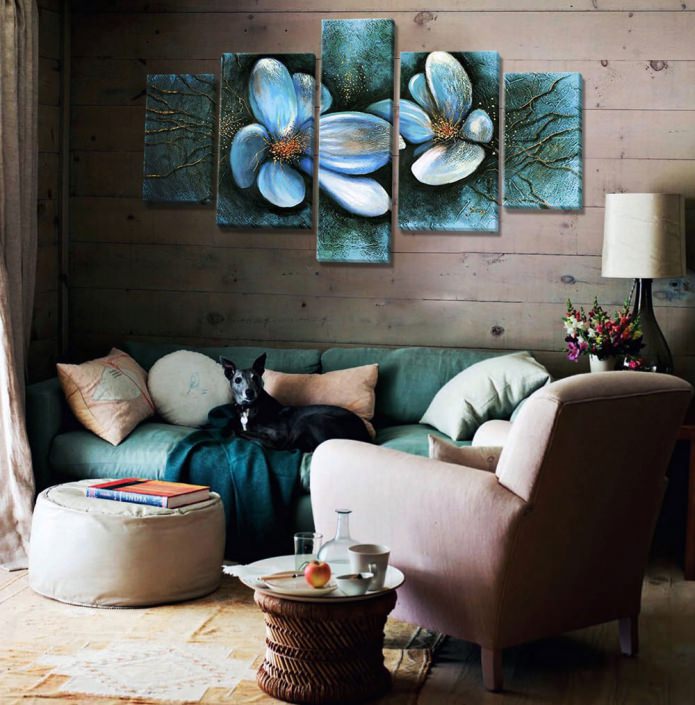 Modulares Gemälde mit Blumen im Inneren des Wohnzimmers