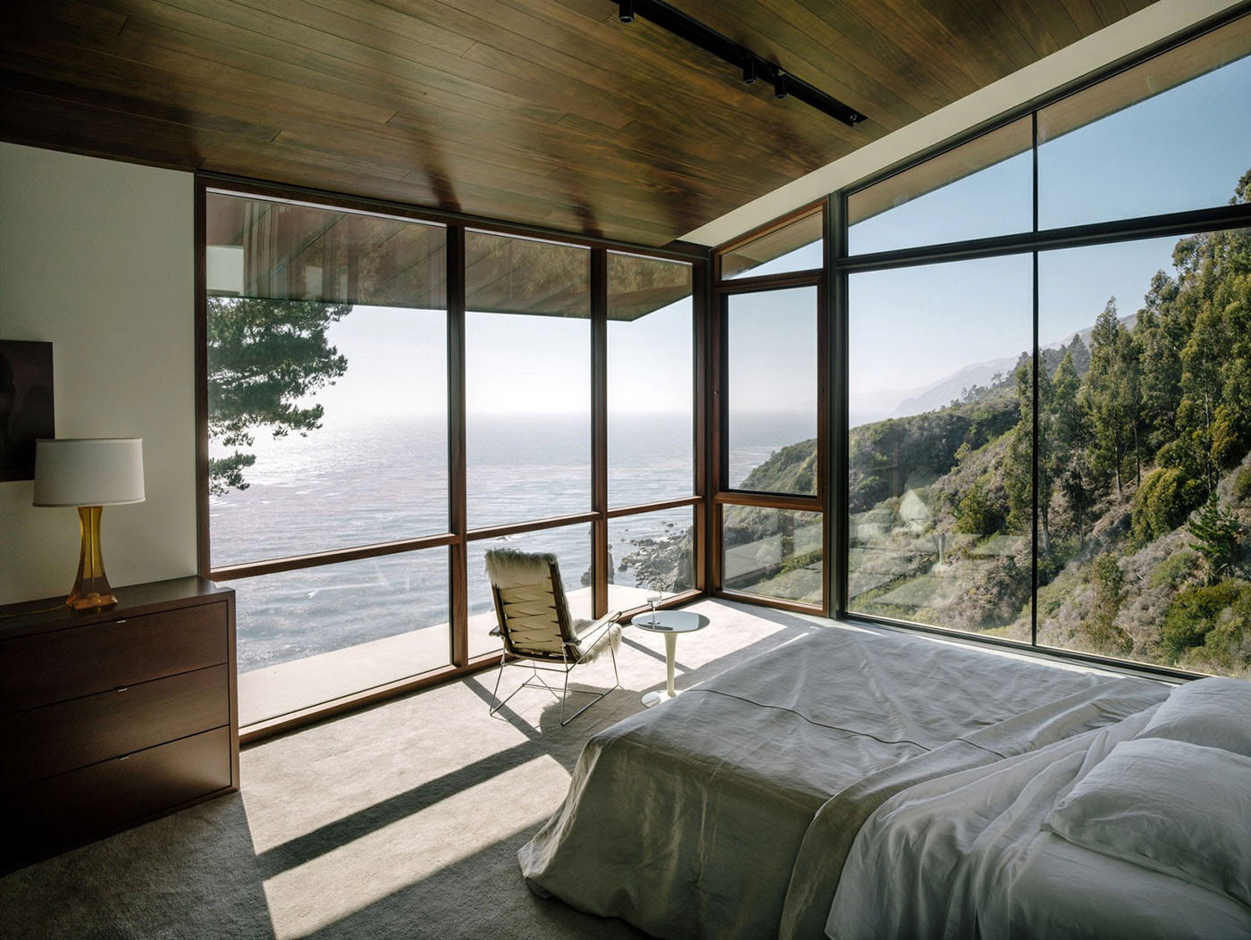 Schlafzimmerinterieur in einem Landhaus mit Panoramafenstern