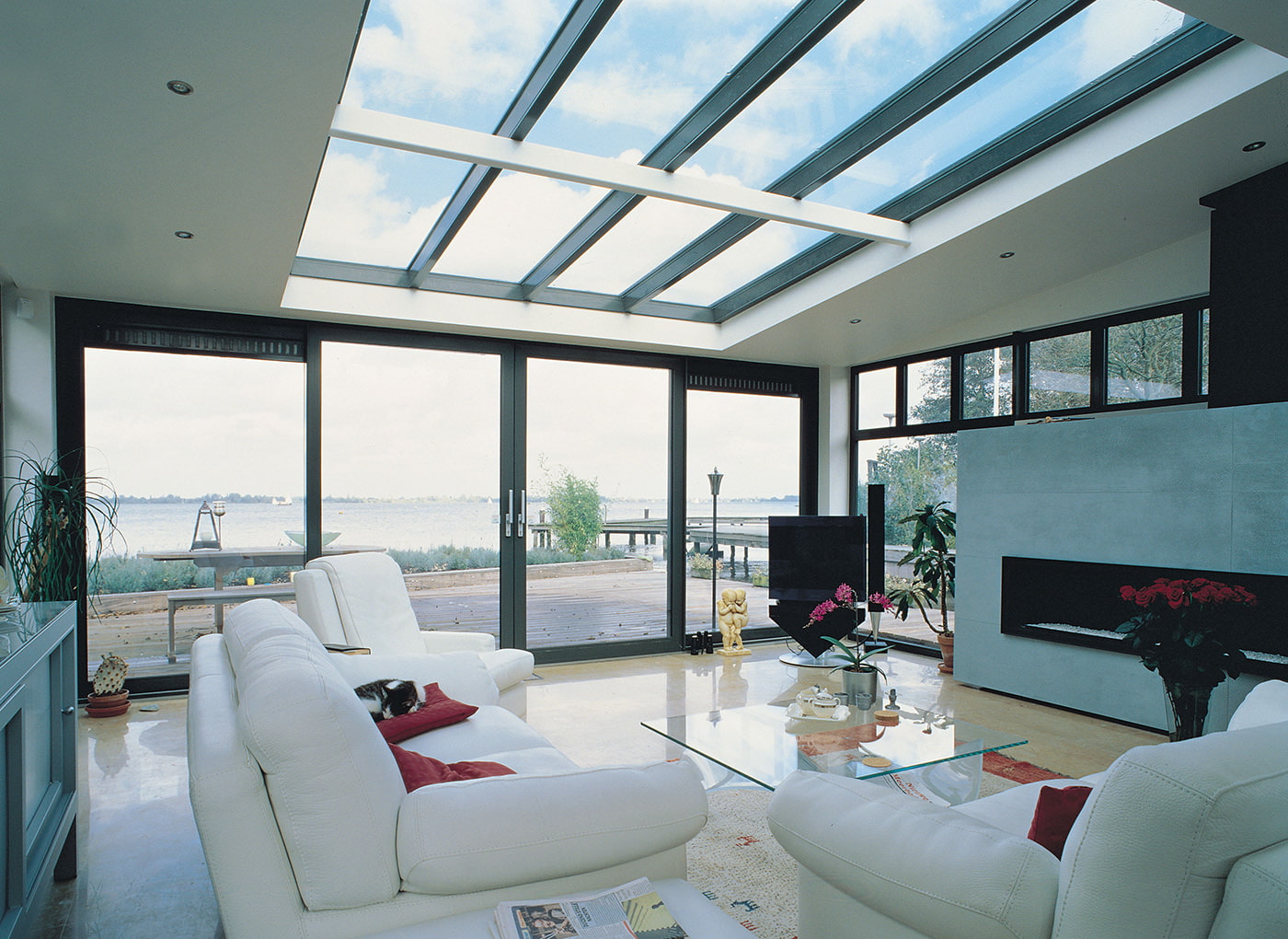 Wohnzimmereinrichtung in einem Landhaus mit Panoramafenstern