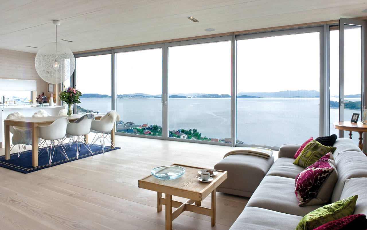 Унутрашњост дневне собе у сеоској кући са панорамским прозорима