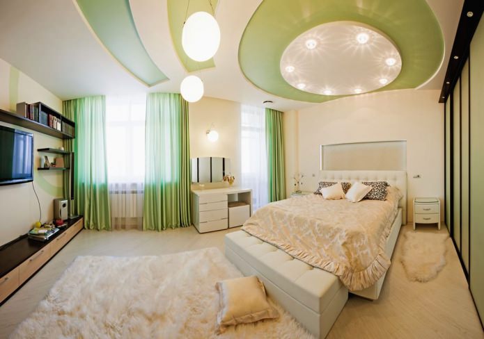 เพดานยืดสองระดับในห้องนอน สีขาวและสีเขียว