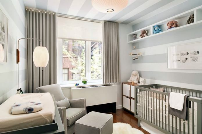 Tapete in grauer und weißer Farbe im Kinderzimmer für ein Neugeborenes