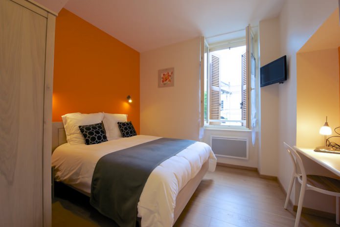 ห้องนอนสีขาวส้ม