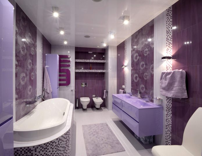 lila fürdőszoba fehér berendezési tárgyakkal