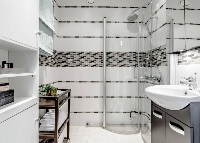 Modern stílusú, kis zuhanykabinnal ellátott fürdőszoba kialakítása
