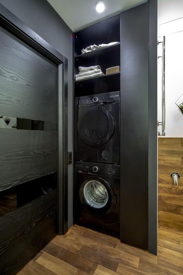 модеран ентеријер купатила са машином за прање и сушење веша