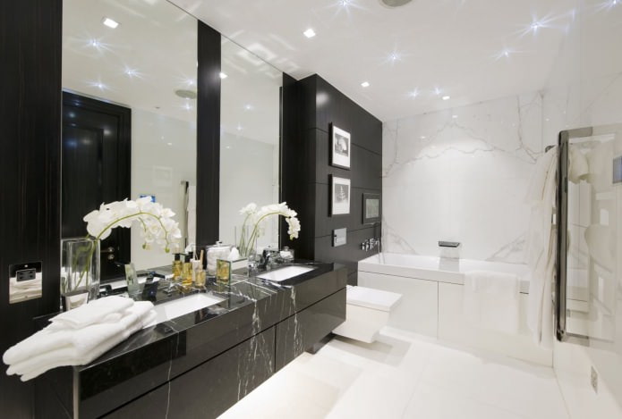 A fürdőszoba természetes kőből készült, modern stílusban