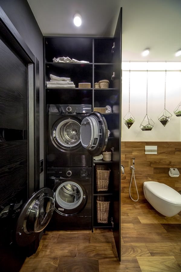 moderní interiér koupelny s pračkou a sušičkou