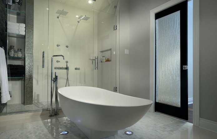 üvegajtó modern fürdőszoba kialakítással