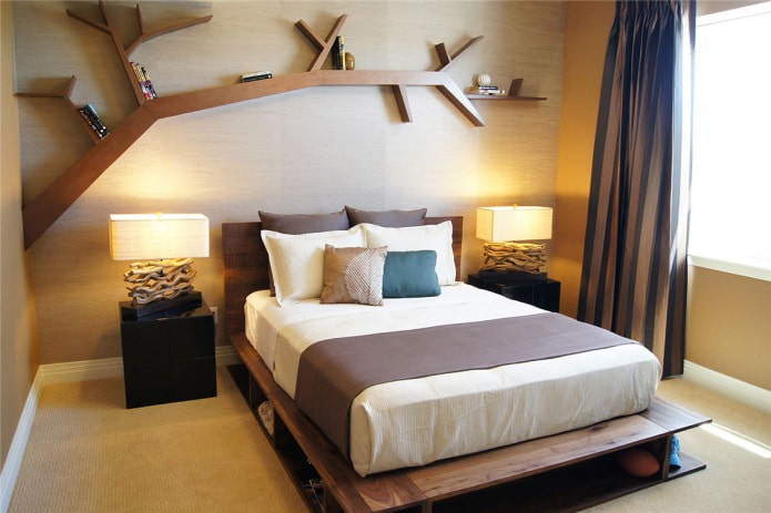 Schlafzimmer mit einer Holzwand und einem originellen Regal in Form eines Baumes
