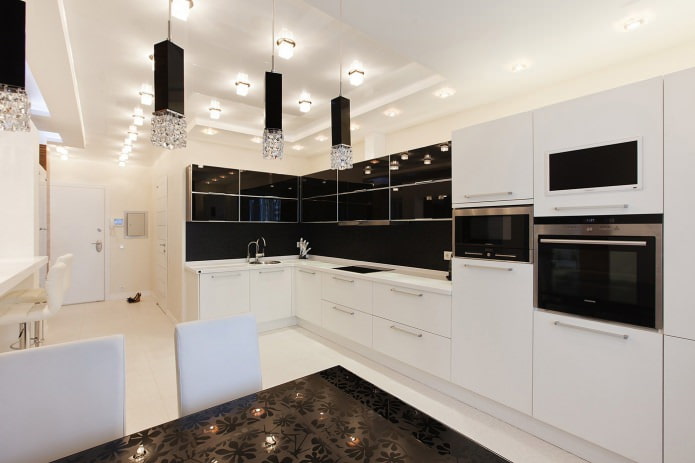 Küche mit schwarz-weißem Set