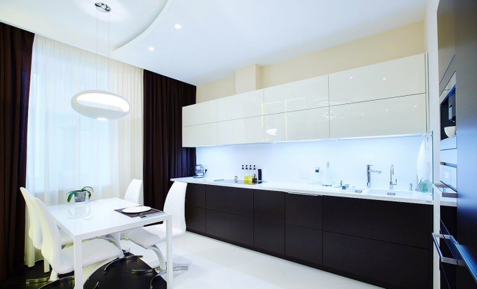 minimalistische Küche mit Schwarz-Weiß-Set